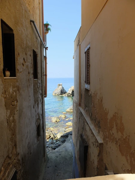 Узкие улочки рыбацкого квартала Кьяналея (Chianalea) , по некоторым  даже на велосипеде не проехать