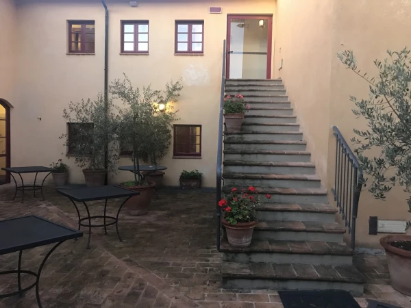 Hotel Casolare Le Terre  Rosse. внутренний двор