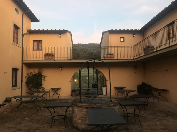 Hotel Casolare Le Terre  Rosse. внутренний двор