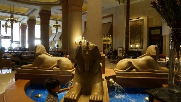 А это уже другой отель в Каире. Intercontinental. Мы там не жили, но иногда приезжали туда.