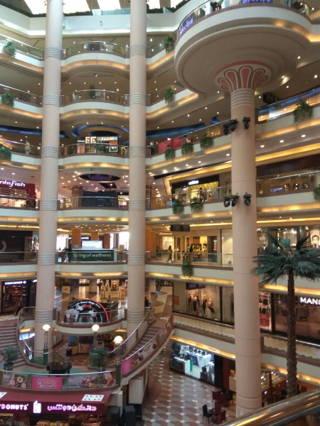 Отель Intercontinental. 7-этажный торговый центр при отеле