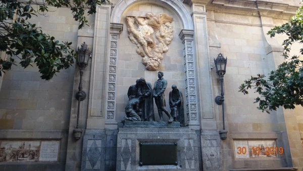 Placa de Garriga i Bachs: памятник героям восстания 1809 года. Против оккупантов. Французов...