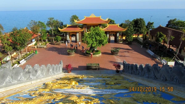 Ho Quoc Pagoda.  Площадь комплекса «Ch?a h? qu?c Ph? Qu?c» составляет 110 гектаров земли, из которых 10 гектаров занимают храмовые постройки, а остальное лесной парк. Стоимость строительства составило 100 миллиардов вьетнамских донгов, что составляет