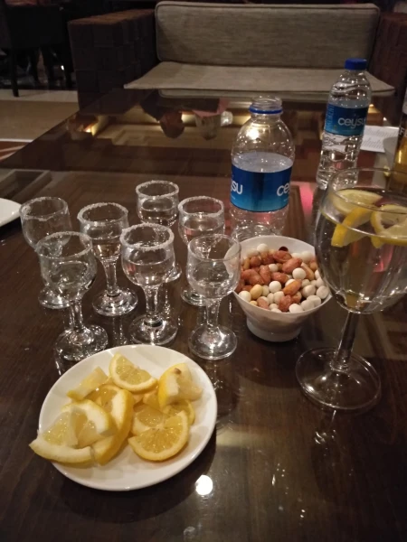 Сидим вечером в лобби,слушаем пианиста
