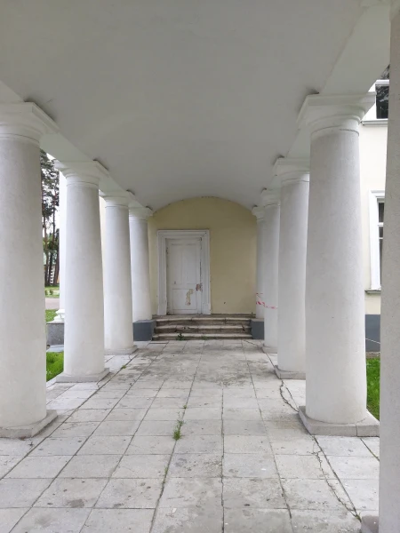 Колоннада между Главным домом и Театральным флигелем