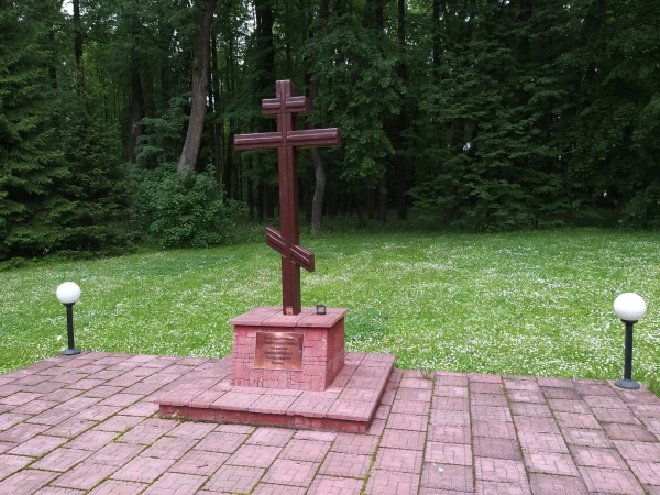 Поклонный крест на месте снесенного Покровского храма.