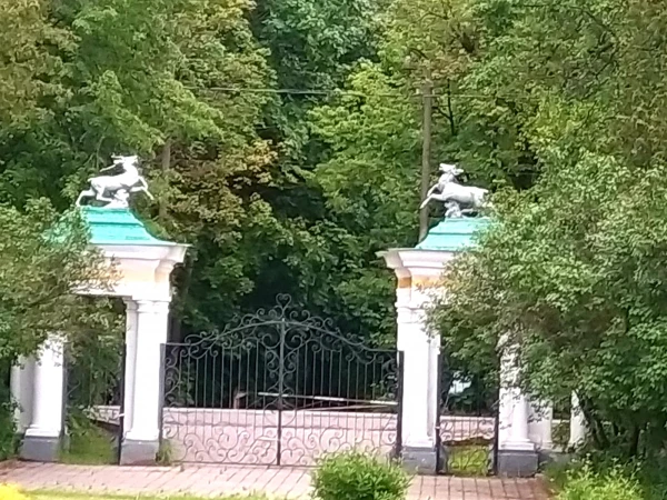 Главные ворота закрыты.