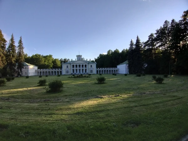 Вид на усадьбу со стороны главных ворот