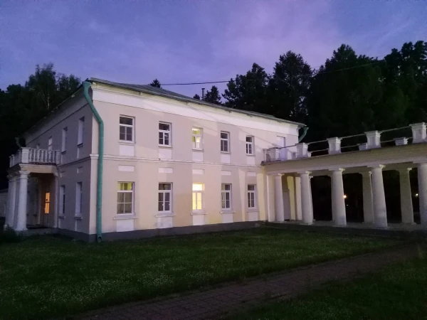 Наши три окна (от колоннады) на 2 этаже