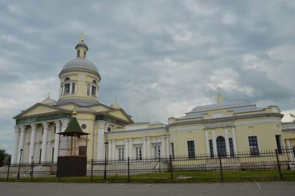 Поселок Епифань. Храм грандиозный