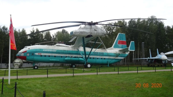 В-12: грузоподъёмность 30 тонн, взлётная масса - 105 тонн. Впечатляюще...