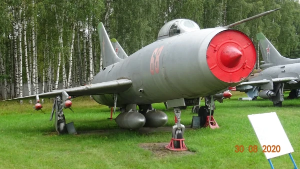 Истребитель-перехватчик Су-9