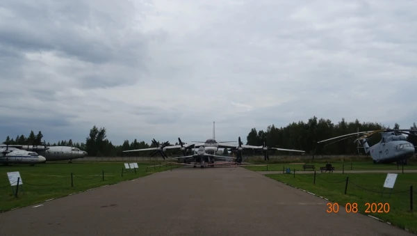 Бомбардировщик-ракетоносец Ту-95МС и прототип палубного истребителя МиГ-29К 
