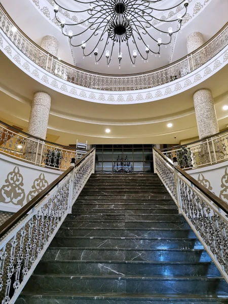 Лестница с первого этажа на нулевой, где находятся все рестораны, lobby-бар и СПА центр 