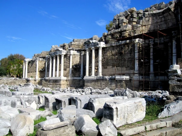 Ancient City of Side. У входа в старый город  грандиозный фонтан Нимфеум (Nymphaeum), II век до н.э. 