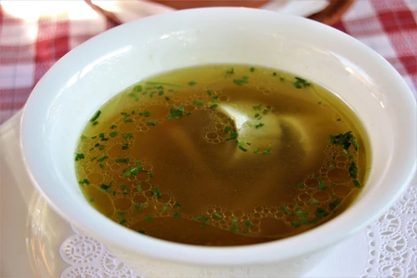 В ресторане "Gostilna Francl" (Целе).Куриный суп со штруклями (Kokosja juha s strukeljci). Штрукли (Struklji) – словенские пельмени с различными начинками. 
