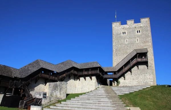 Старый замок Целе (Stari grad Celje). Четырёхъярустная Башня Фредерика.  На самом верху смотровая площадка.
