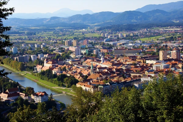 Старый замок Целе (Stari grad Celje). Вид со смотровой площадки башни Фредерика на город Целе.