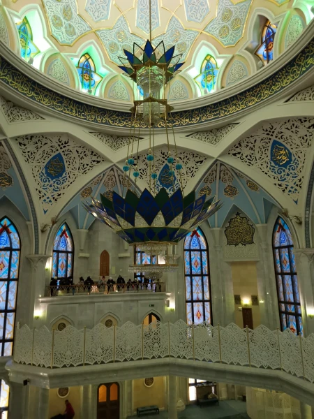 Люстра очень напоминает мечеть шейха Зайеда в Абу Даби
