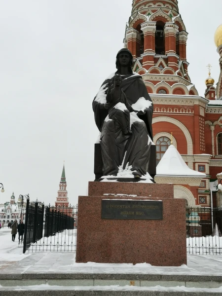 Памятник Богородице на площади Девы Марии