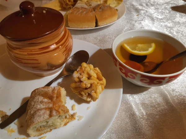 Татарские сладости и чай с  сухофруктами