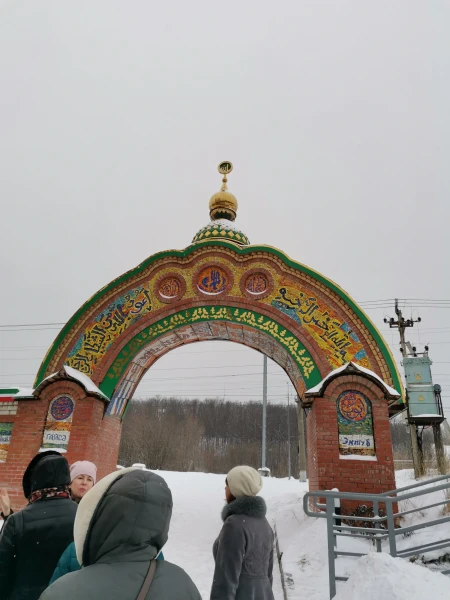 Около храма Всех религий