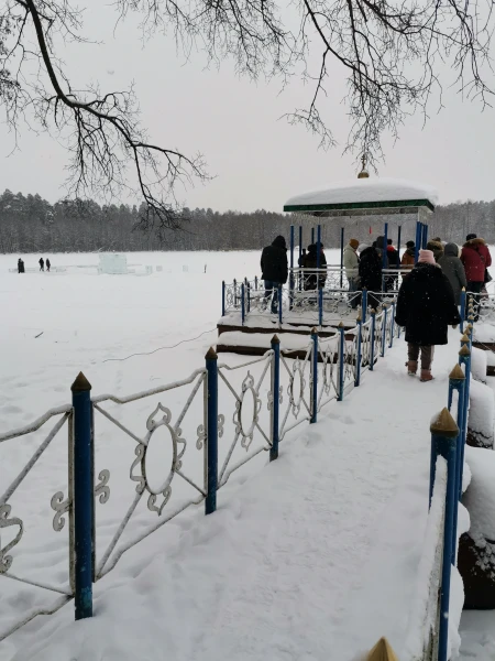 Мостик, ведущий на озеро