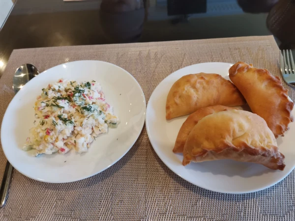 Крабовый салат и бэккены (пирожки с капустой)