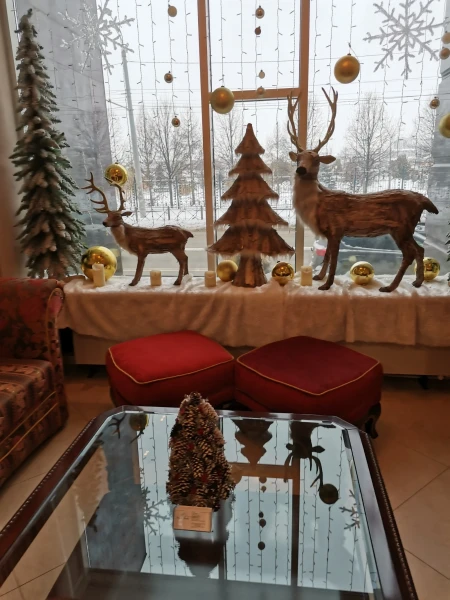 В холле