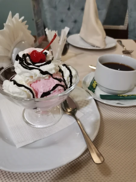 Мороженое и кофе в ресторане отеля "Биляр палас"