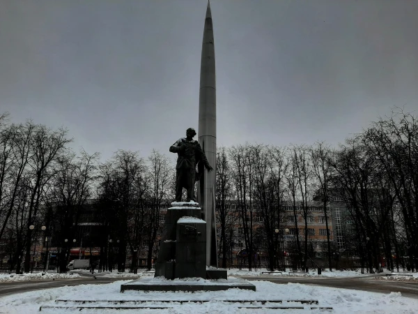 Монумент К. Циолковскому с ракетой в сквере на пл. Мира