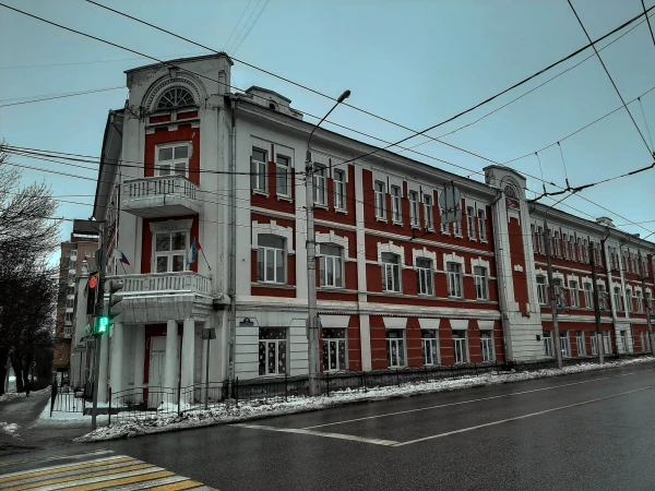 Здание школы № 6, где преподавал Циолковский, на пересечении ул. Гагарина и ул. Академика Королёва
