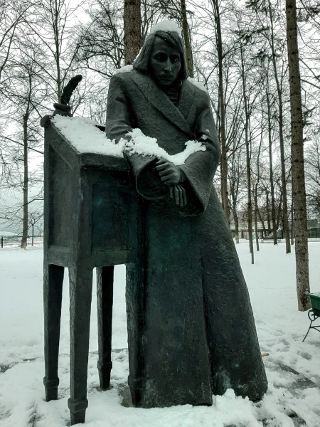 В парке имени Циолковского. Памятник Н.В. Гоголю