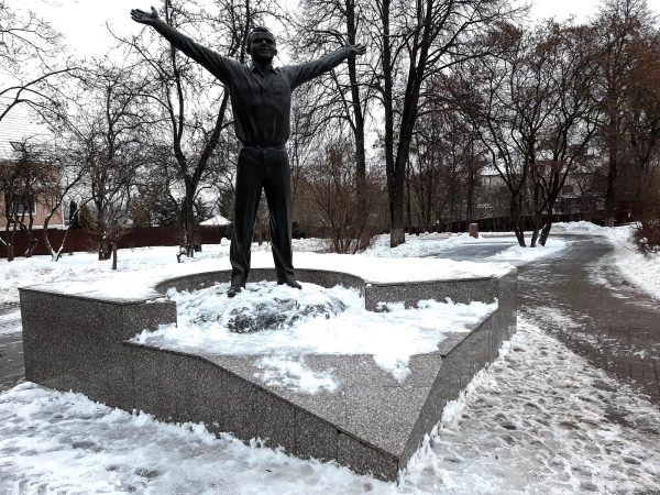 Памятник Юрию Гагарину перед зданием Государственного музея истории космонавтики, открытый в преддверии дня космонавтики 9 апреля 2011 года