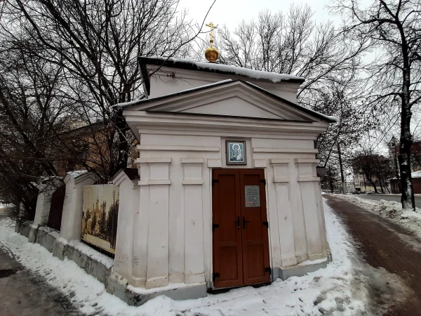 На ул. Баумана. Смоленская часовенка, единственная оставшаяся от Одигитриевской церкви во имя Смоленской иконы Богоматери