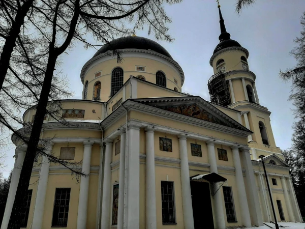 В парке культуры и отдыха. Свято-Троицкий кафедральный Собор