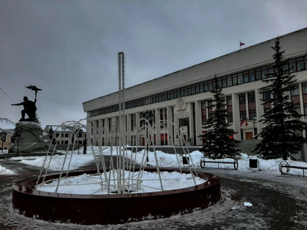 Площадь Старый Торг. Здание областной Администрации