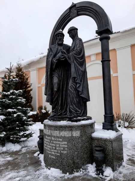 Памятник Петру и Февронии муромским