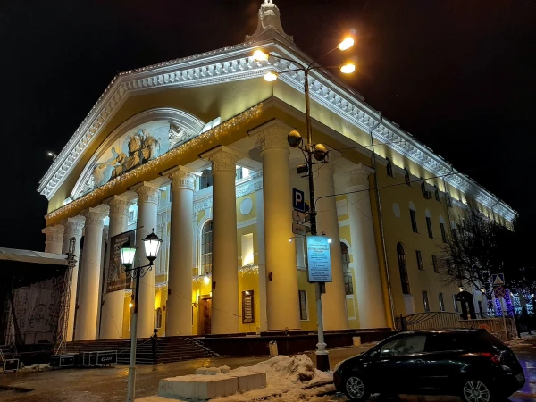 На Театральной площади