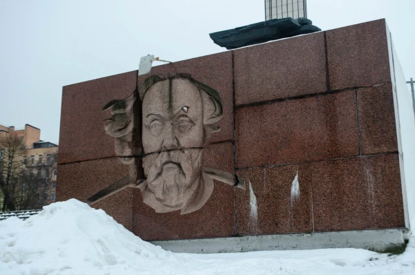 Барельеф К.Э. Циолковского у монумента "600-летию Калуги"
