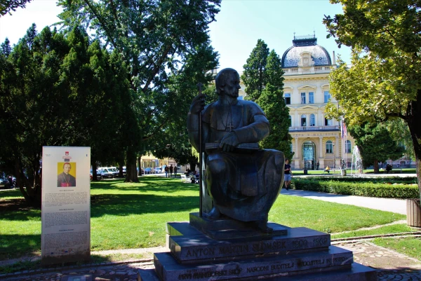 Площадь Сломшека. Памятник инициатору возрождения словенского языка и первому словенскому святому епископу Сломшеку.