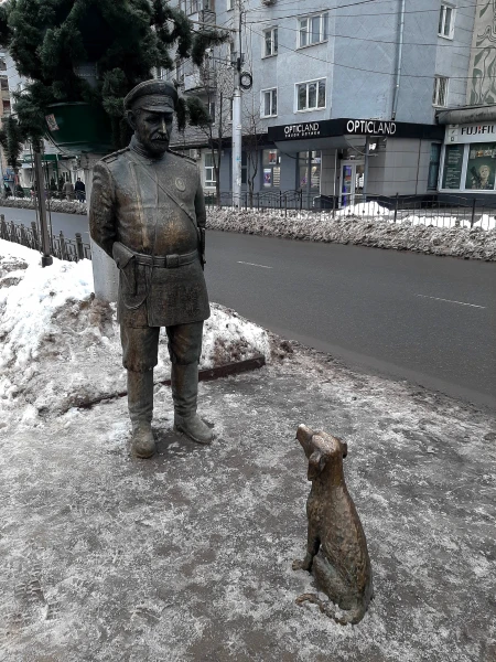 Памятник Городовому с собакой у пешеходного бульвара на ул. Кирова