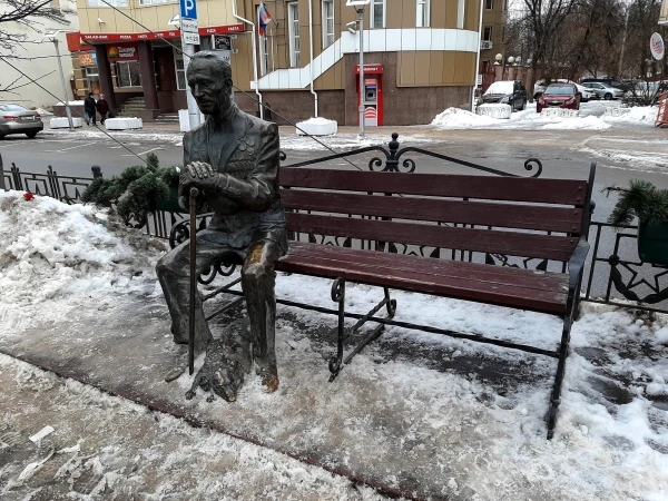 Пешеходный бульвар на ул.Кирова. Памятник ветерану ВОВ
