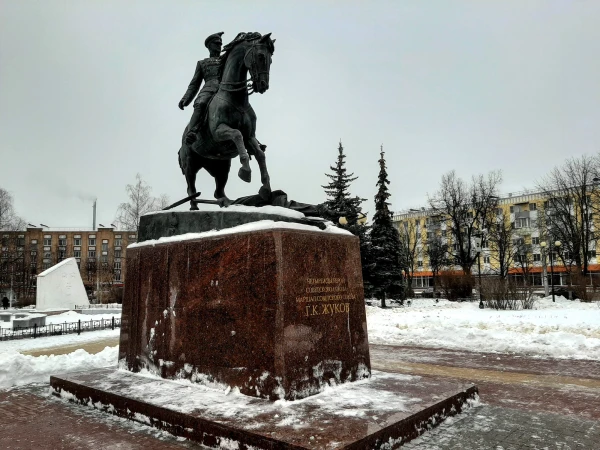 На пл. Победы. Памятник Г.К. жукову