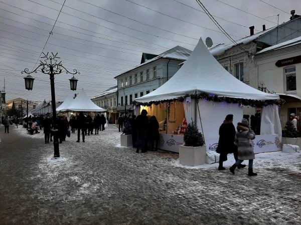 На ул. Театральная. Ярмарка у Театра кукол