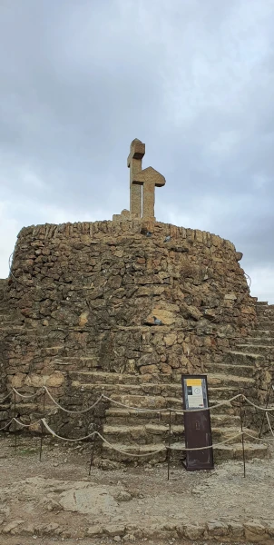 Гора трёх крестов в парке Гуэль.