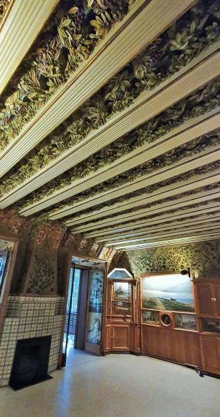 Casa Vicens. Ветки черешни – на 3-D потолке.