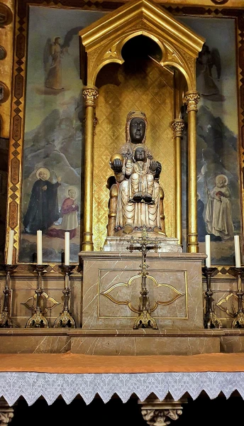 В кафедральном соборе хранится Чёрная Мадонна Монсерратская (копия)