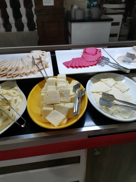 Закуски. Колбасы не понравились.