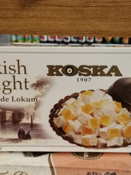 Пошли по близлежащим лавчонкам